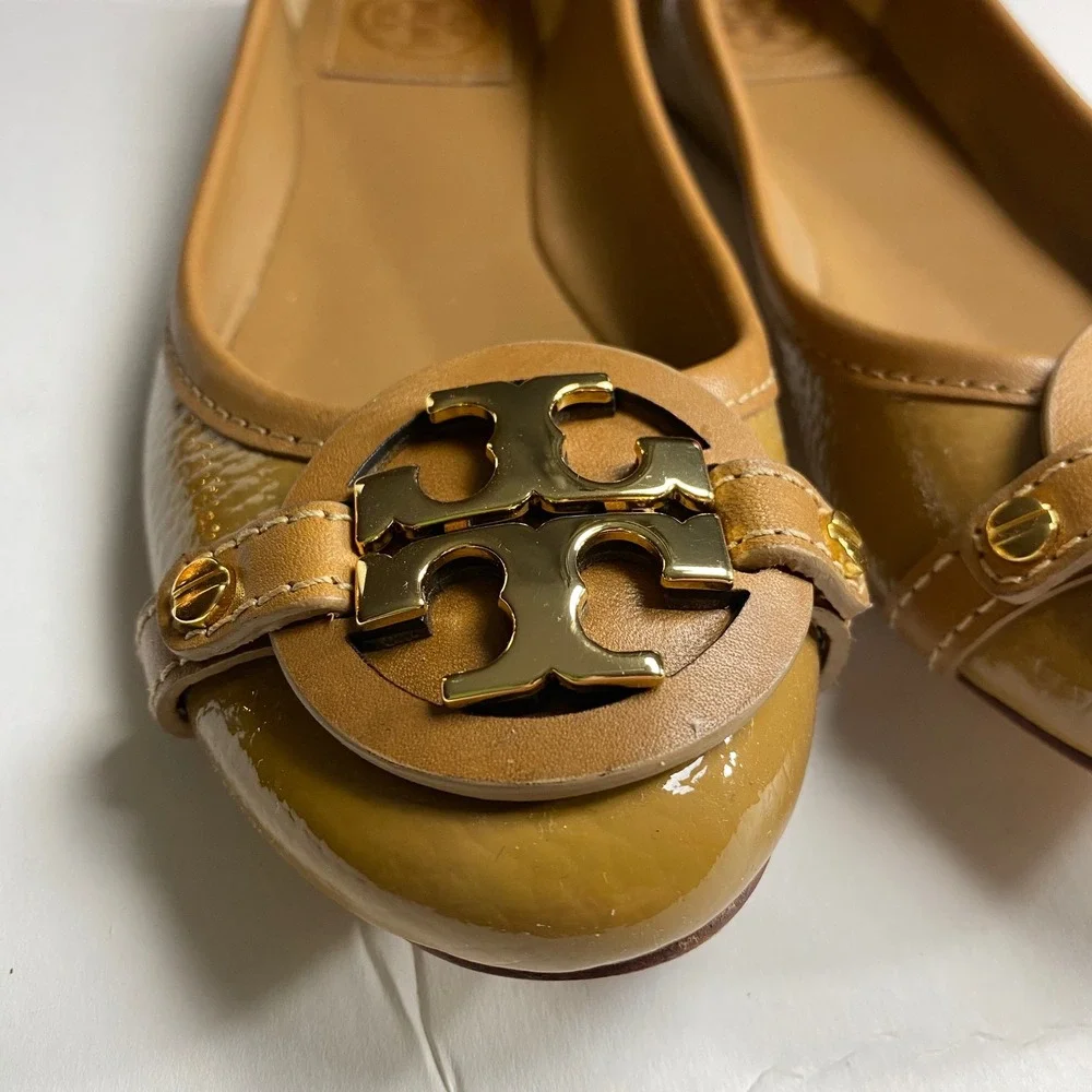 Tory Burch Aaden Ballet Flats Tan Patent Leather Gold Gone Logo Emblem Size‎ 5.5